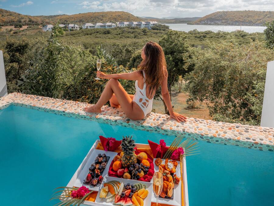 Premium Suite, 1 King Bed, Private Pool, Bay View | In-room dining