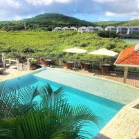 Una piscina al aire libre, tumbonas