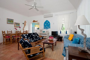 House, 3 Bedrooms | Living room | 32-inch flat-screen TV with digital channels, TV