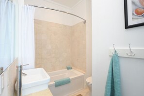 Une salle de bain avec une baignoire, un lavabo et des toilettes.