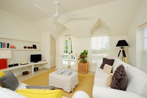 บ้านพัก, เตียงคิงไซส์ 1 เตียง (Peach House Upstairs) | บริเวณนั่งเล่น | ทีวี, เครื่องเล่นดีวีดี