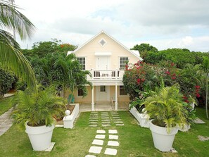 บ้านพัก, เตียงคิงไซส์ 1 เตียง (Peach House Upstairs) | ด้านหน้าที่พัก