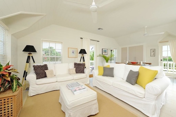 บ้านพัก, เตียงคิงไซส์ 1 เตียง (Peach House Upstairs) | บริเวณนั่งเล่น | ทีวี, เครื่องเล่นดีวีดี