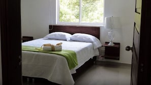 舒適單棟房屋, 4 間臥室, 無障礙, 花園景 | 4 間睡房、遮光窗簾/窗簾、床單