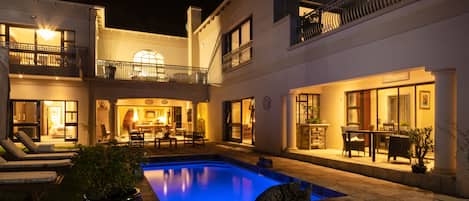 Kauden mukainen ulkouima-allas, aurinkovarjoja, aurinkotuoleja