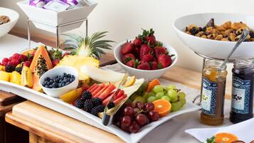 A safata de fruita amb diverses fruites i dos pots de melmelada.