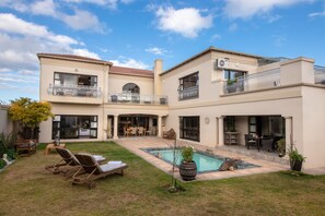 Seasonal outdoor pool, pool umbrellas, pool loungers - Amery House (Gqeberha (Port Elizabeth))