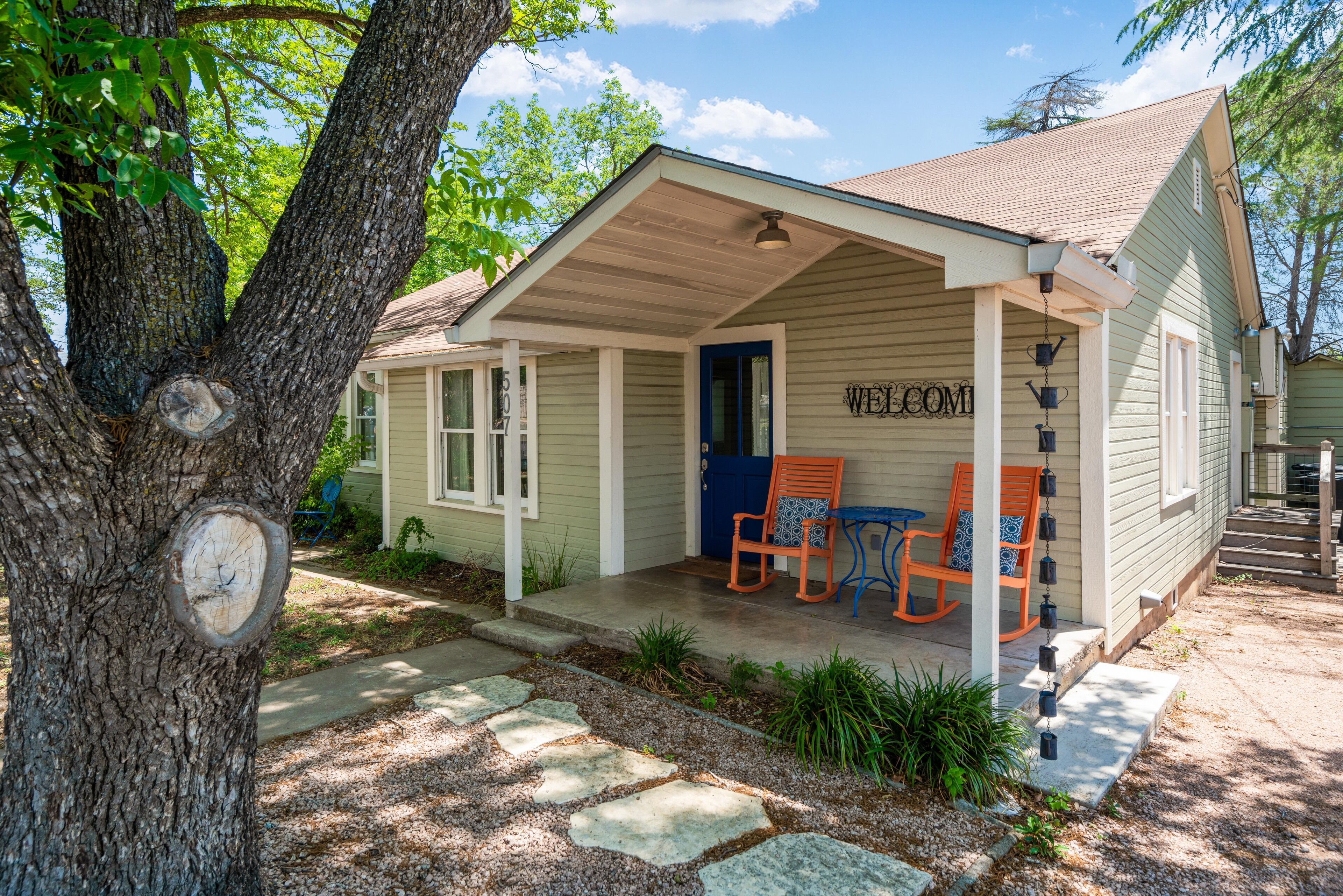 The Sapphire Door: 1 Block from Main St, Large Patio and Cozy Hammock