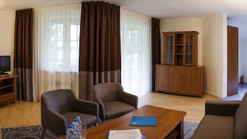 Flatscreentelevisie, tafelvoetbal, een tafeltennistafel en speelgoed