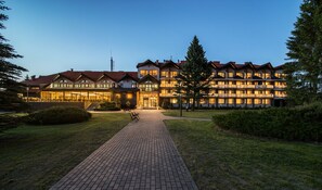 Fachada de la propiedad por la tarde o noche