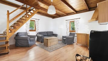 Einnar hæðar einbýlishús | Stofa | Flatskjársjónvarp, fótboltaspil, borðtennisborð, leikföng