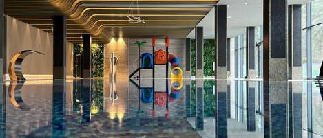 Una piscina techada, camas de piscina gratis