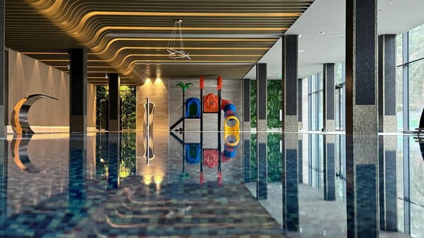 Una piscina techada, camas de piscina gratis