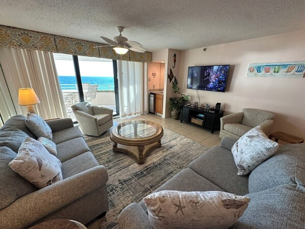 Living area - Gulf Front Condo with Stunning Views! (Pensacola)