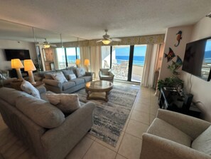 Living area - Gulf Front Condo with Stunning Views! (Pensacola)