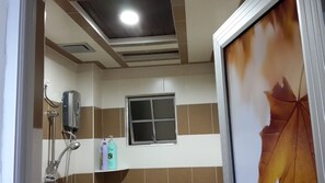 Douche, sèche-cheveux, chaussons, serviettes fournies