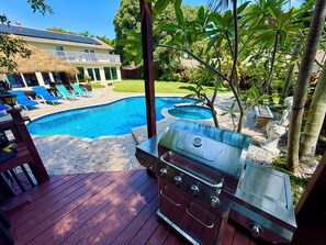 Una piscina al aire libre, una piscina climatizada