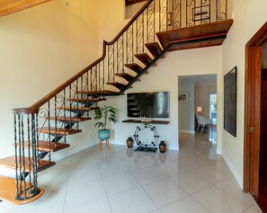 Interior - Lakefront Fun Fishing, Kayaks, Dinos, Htd Pool, Tikis, Yard Games • Sleep 14 (Lake Worth)