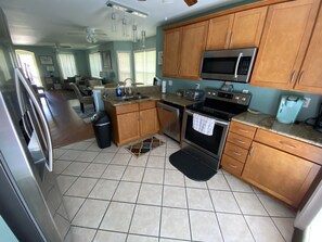 Refrigerador, microondas, lavavajillas, cafetera/tetera