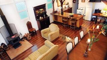 Smart TV, fireplace, DVD player, books
