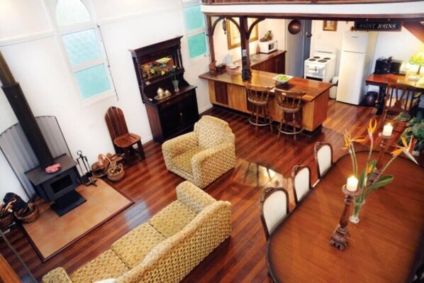 Smart TV, chimenea, reproductor de DVD y libros 