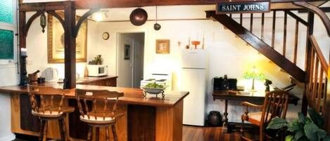 Kylskåp, mikrovågsugn, ugn och spishäll