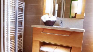 Une salle de bain moderne avec un meuble-lavabo en bois, un évier et un miroir.