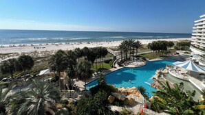 Ein Resort mit großem Pool, Strandzugang und Blick auf den Ozean.