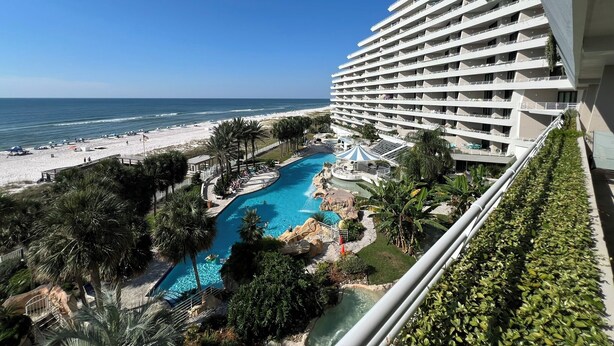 Ein Hotel mit Pool, Strand und Meerblick.
