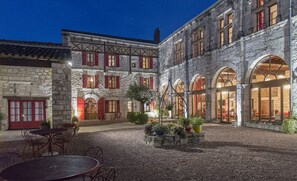 Outdoor dining - ⭐Chateau de Scandaillac 10 Bedroom 13th Cen. Castle (Saint-Eutrope-de-Born)
