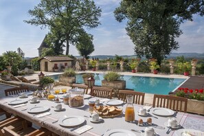 Outdoor dining - ⭐Chateau de Scandaillac 10 Bedroom 13th Cen. Castle (Saint-Eutrope-de-Born)