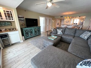 Living area - Gulf Front Condo with Stunning Views! (Pensacola)