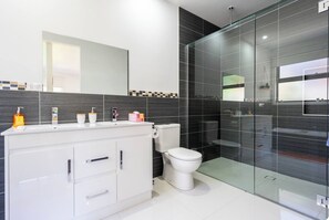 Baignoire, sèche-cheveux, serviettes fournies, savon