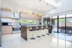 Full-sized fridge, microwave, oven, stovetop