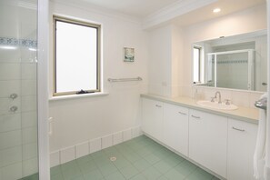 Haartrockner, Handtücher, Toilettenpapier
