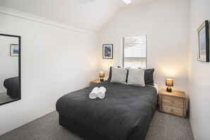 3 bedrooms, desk, iron/ironing board, WiFi