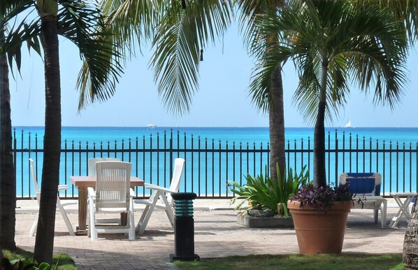 Outdoor dining - Beautiful beachfront at The Villas On Great Bay (Philipsburg)