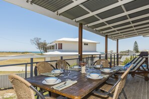 Outdoor dining - Beach Break - Family Accommodation with Ocean Views (Lancelin)