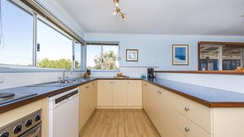 Kühlschrank, Mikrowelle, Geschirrspüler, Toaster