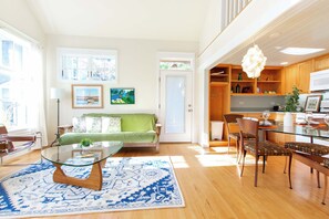 Televisión, chimenea y oficina 