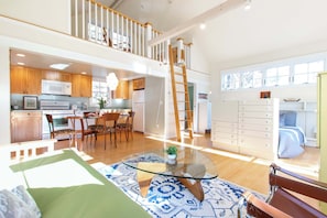 7 bedrooms, iron/ironing board, WiFi, bed sheets - Family Compound walk to Downtown! (Wellfleet)