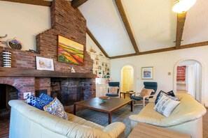 Televisión, chimenea y oficina 