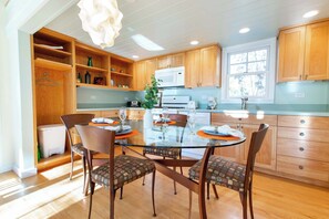 Dining - Family Compound walk to Downtown! (Wellfleet)