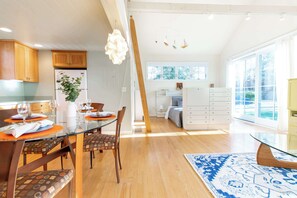 7 bedrooms, iron/ironing board, WiFi, bed sheets