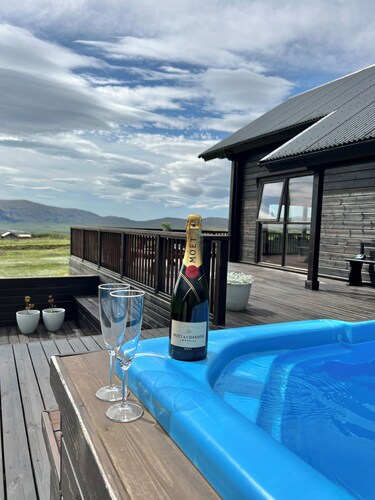 Golden Circle, luxury cabin with 360° view, hot tub & Sauna - 45 min from Rvk. 