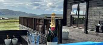 Golden Circle, luxury cabin with 360° view, hot tub & Sauna - 45 min from Rvk. 