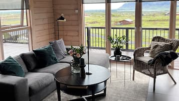 Smart TV, livros, aparelho de som