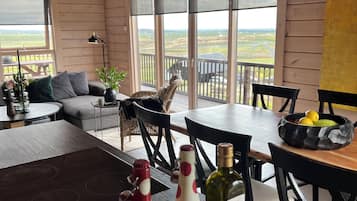 Smart-TV, Bücher, Stereoanlage