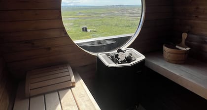 Belle cabane secrĂšte prĂšs du cercle d'or avec une vaste vue et un joli bain Ă remous