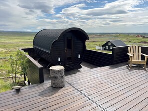 Terrace/patio - Golden Circle, luxury cabin with 360° view, hot tub & Sauna - 45 min from Rvk.  (Grímsnes og grafningshreppur)